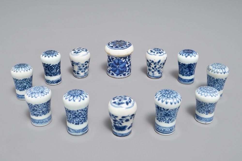 Douze pommeaux de cannes ou boutons pour peintures rouleau en porcelaine de Chine bleu et blanc, 18&egrave;me et apr&egrave;s