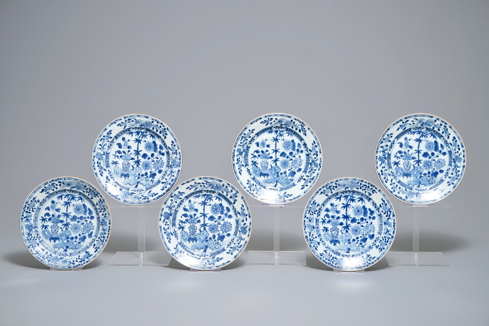 Six assiettes en porcelaine de Chine bleu et blanc &agrave; d&eacute;cor floral, Qianlong