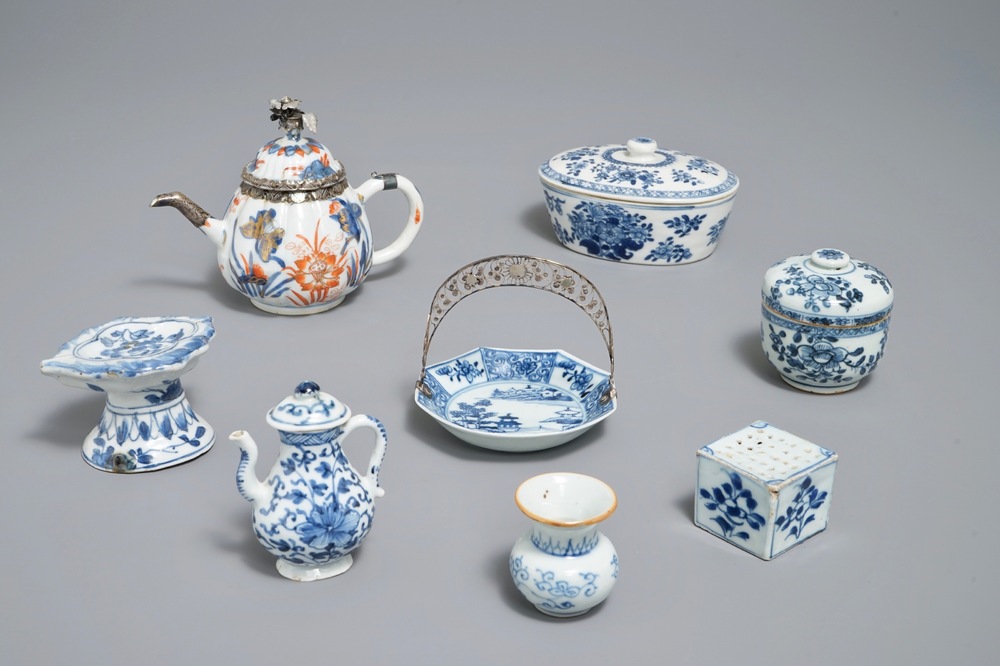 Un lot vari&eacute; en porcelaine de Chine bleu et blanc et de style Imari, 18&egrave;me