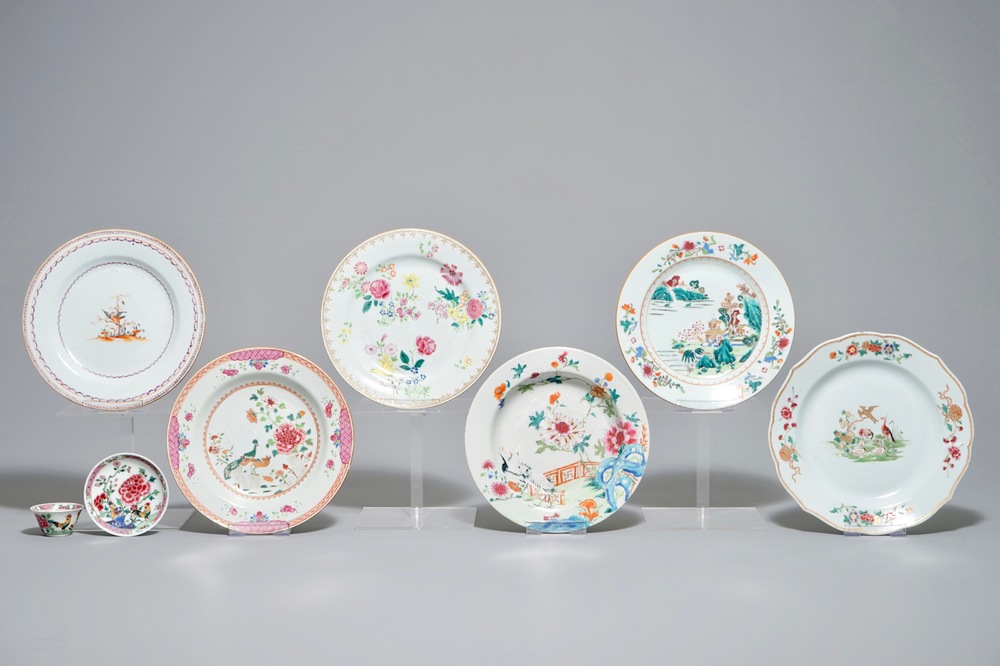 Six assiettes et une tasse et soucoupe en porcelaine de Chine famille rose, Yongzheng/Qianlong