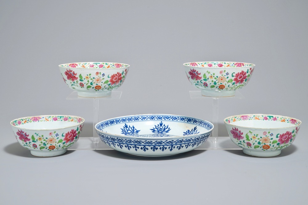 Four Chinese famille rose bowls and a blue and white Islamic market charger, 17/18e eeuw