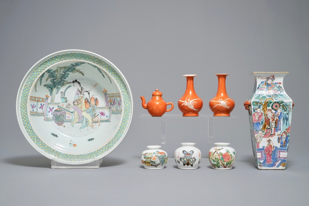Een kleine collectie Chinees famille rose en qianjiang cai porselein, 19/20e eeuw