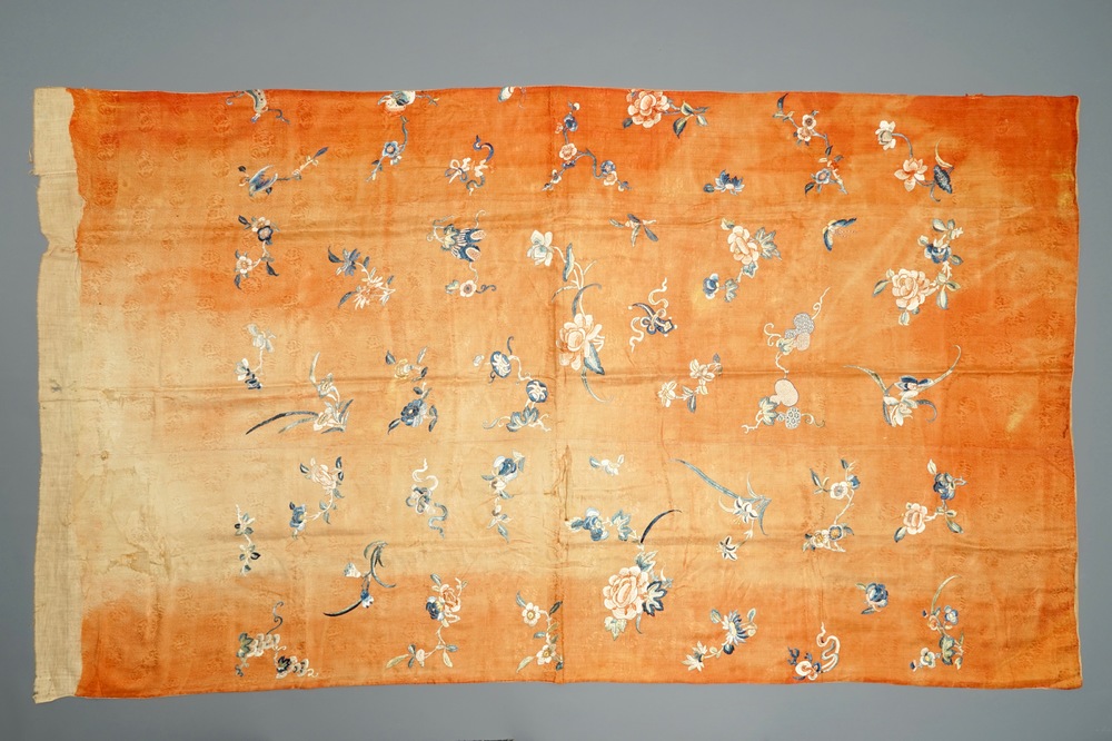 Een collectie Chinese zijden borduursels, 18/19e eeuw