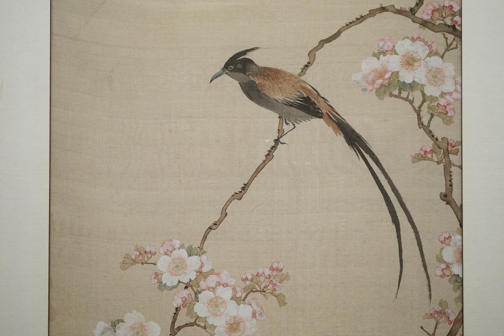 Chinese school, 20e eeuw, Een vogel op een bloesemtak, aquarel op zijde