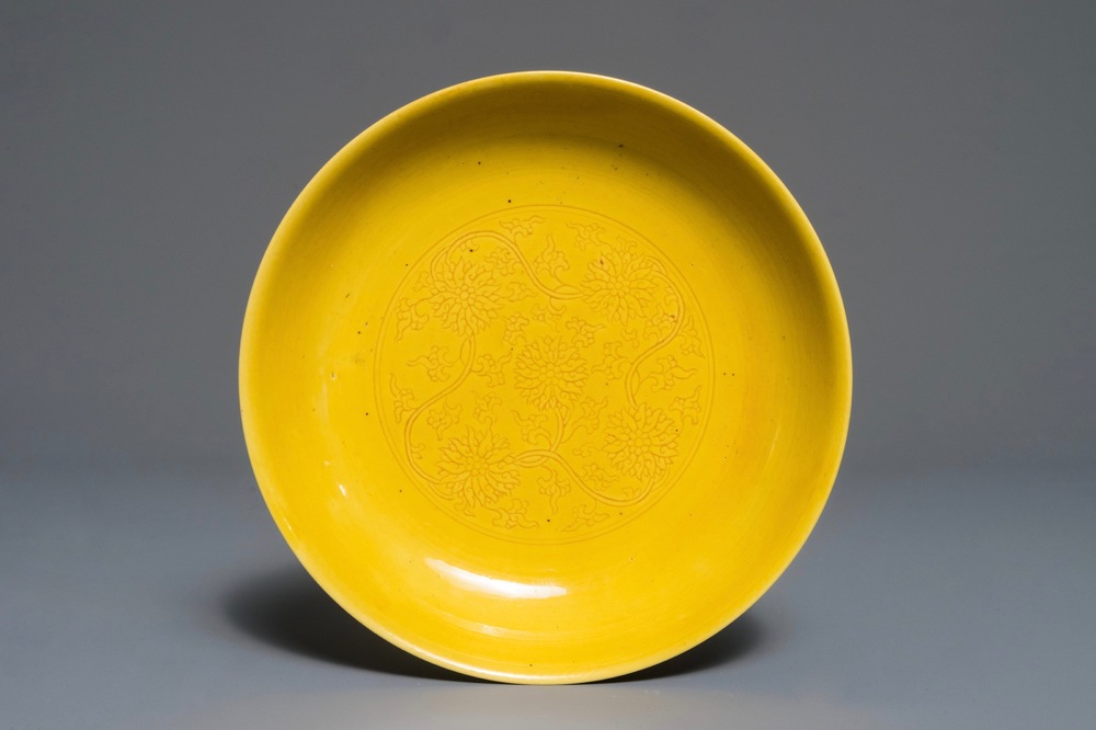 Une coupe en porcelaine de Chine jaune monochrome &agrave; d&eacute;cor incis&eacute; de rinceaux de lotus, marque de Kangxi, 20&egrave;me