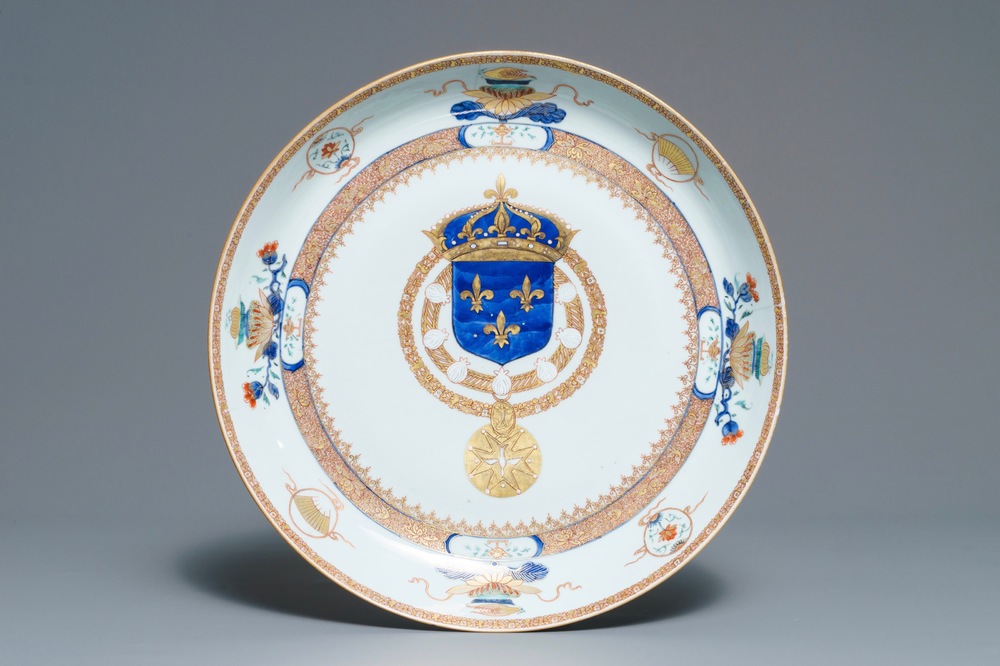 Un plat aux armes de France du service pour Louis XV en porcelaine de Chine, Yongzheng