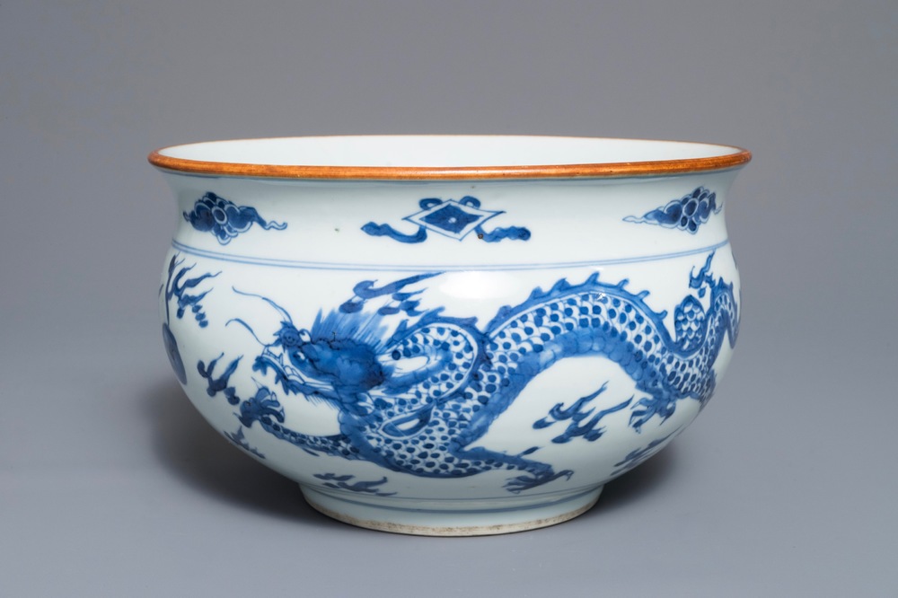 Un br&ucirc;le-parfum en porcelaine de Chine bleu et blanc aux dragons, Kangxi