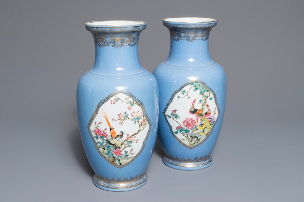 Une paire de vases en porcelaine de Chine famille rose sur fond bleu de lavande, marque de Qianlong, R&eacute;publique, 20&egrave;me