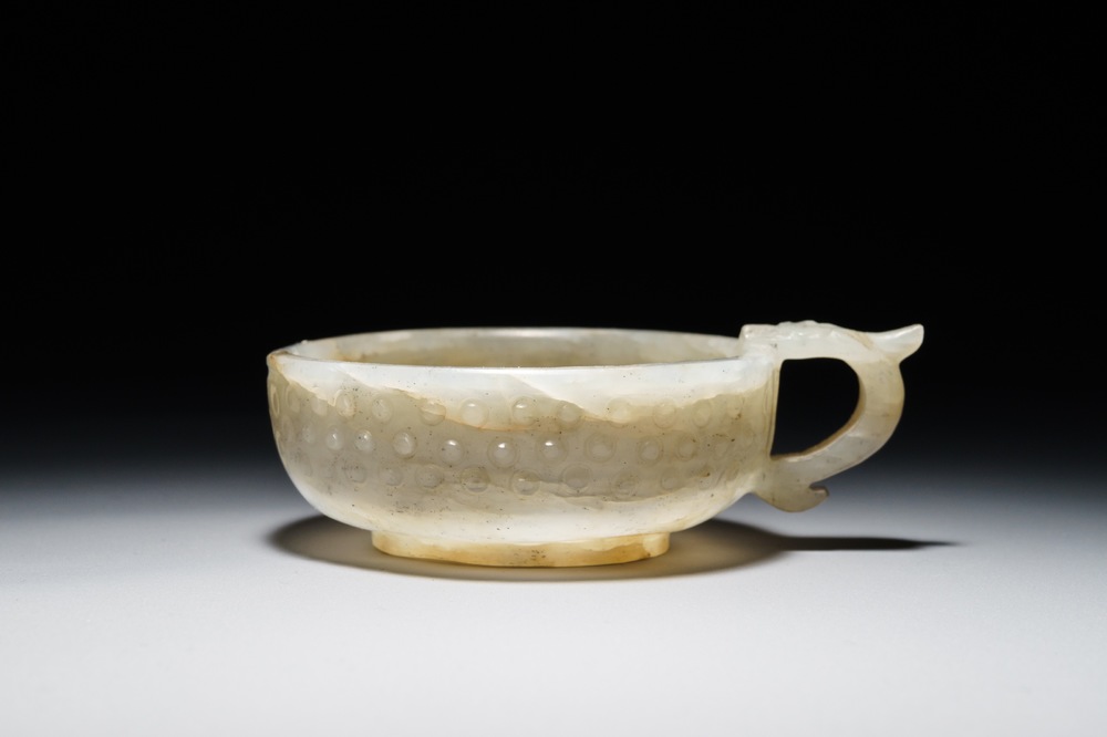 A Chinese archaistic grayish-green jade dragon-handled cup, 17/18th C.