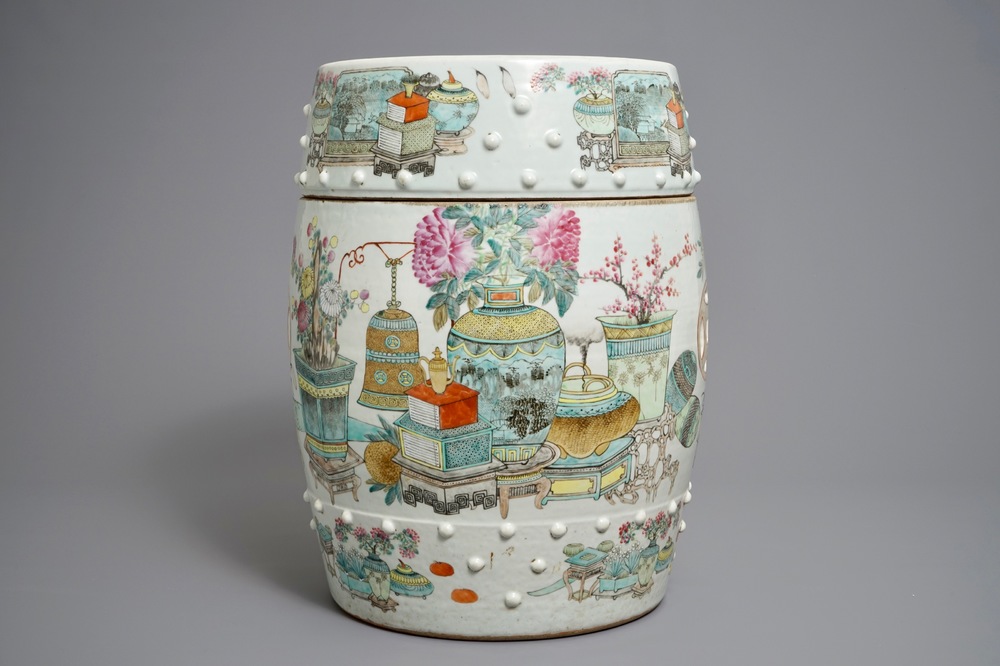 Un tabouret en porcelaine de Chine qianjiang cai &agrave; d&eacute;cor d'antiquit&eacute;s, 19/20&egrave;me