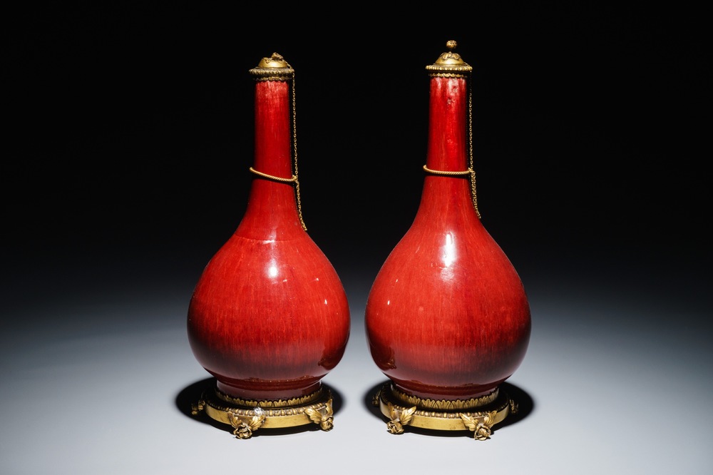 Une paire de vases en porcelaine de Chine sang de boeuf aux montures en bronze dor&eacute;, 19&egrave;me