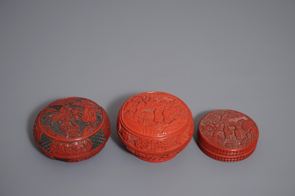 Trois bo&icirc;tes couvertes de forme ronde en laque rouge aux d&eacute;cors de figures dans un paysage, Chine, 19/20&egrave;me