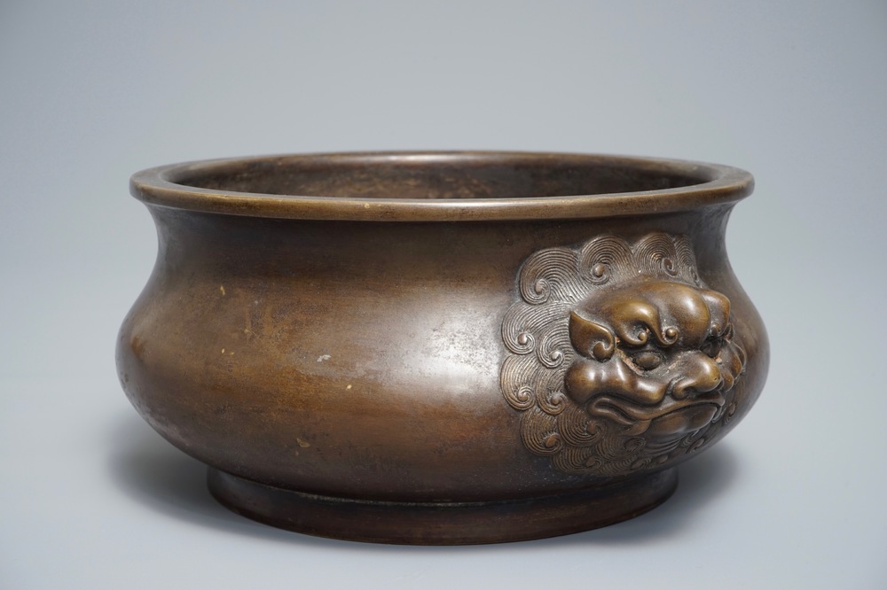 Een Chinese bronzen wierookbrander met leeuwenkoppen, Xuande merk, 19/20e eeuw