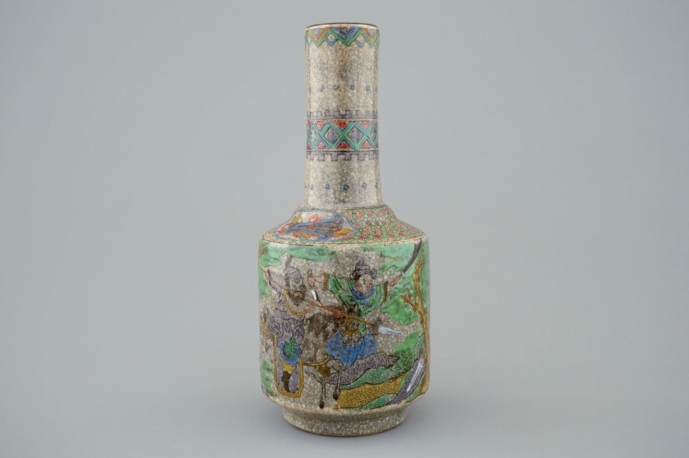 Een Chinese famille verte op craquel&eacute; fond flesvormige vaas, 19e eeuw