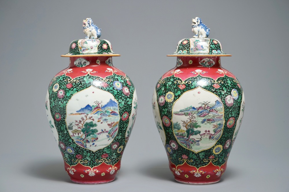 Une paire de vases couverts en porcelaine de Chine famille rose &agrave; fond noir, Yongzheng