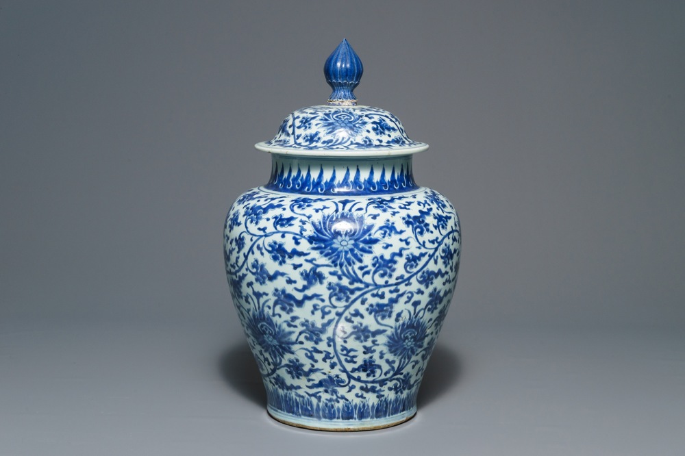 Un grand vase couvert en porcelaine de Chine bleu et blanc aux rinceaux de lotus, Kangxi