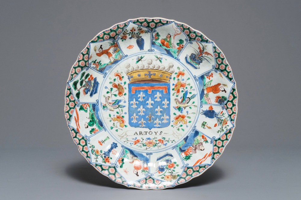 Un plat en porcelaine de Chine famille verte aux armes d'Artois, Kangxi/Yongzheng