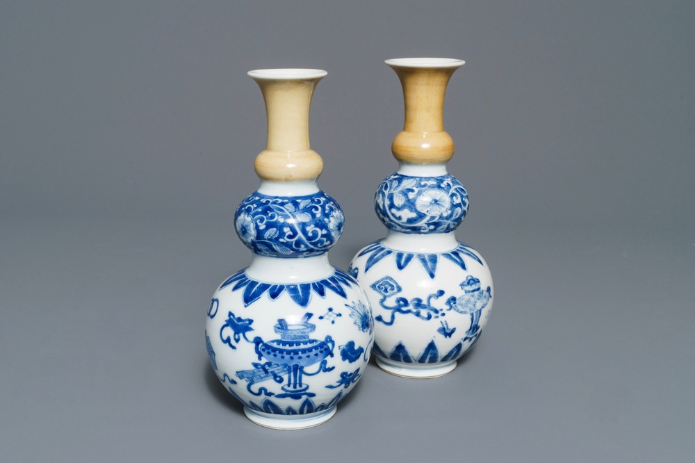 Une paire de vases de forme triple gourde en porcelaine de Chine bleu, blanc et caf&eacute; au lait, Kangxi