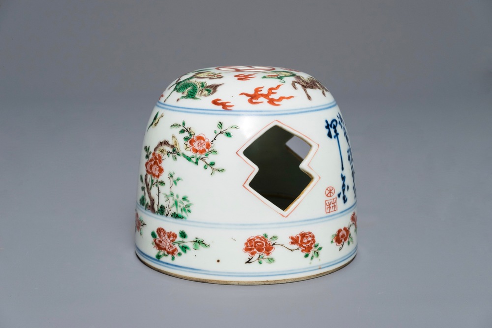 Un porte-encens en porcelaine de Chine famille verte, marque de Xuande, 19/20&egrave;me