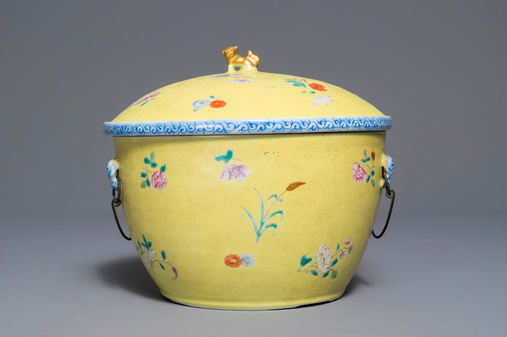 A Chinese famille rose yellow ground sgraffiato bowl and cover, 19/20th C.