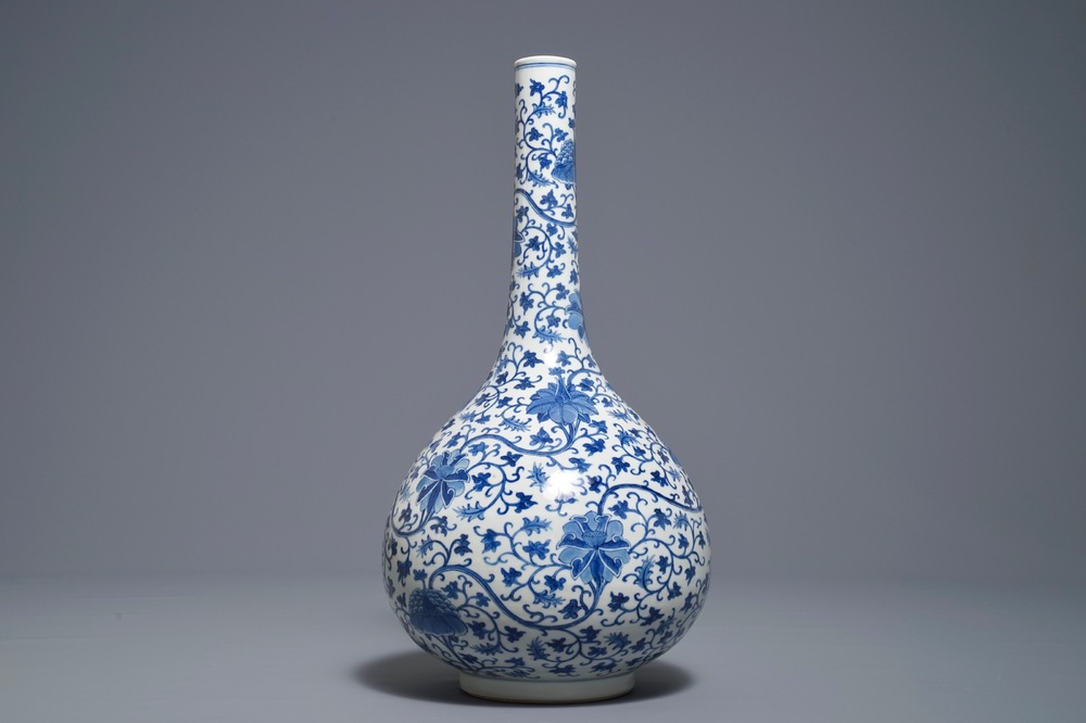 Un vase de forme bouteille en porcelaine de Chine bleu et blanc, 18/19&egrave;me