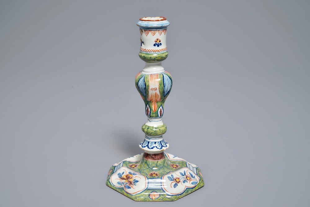 Un bougeoir en fa&iuml;ence polychrome de Delft, 18&egrave;me