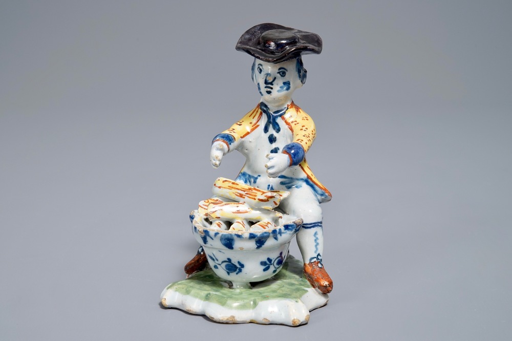 Un mod&egrave;le d'un homme se r&eacute;chauffant en fa&iuml;ence polychrome de Delft, 18&egrave;me