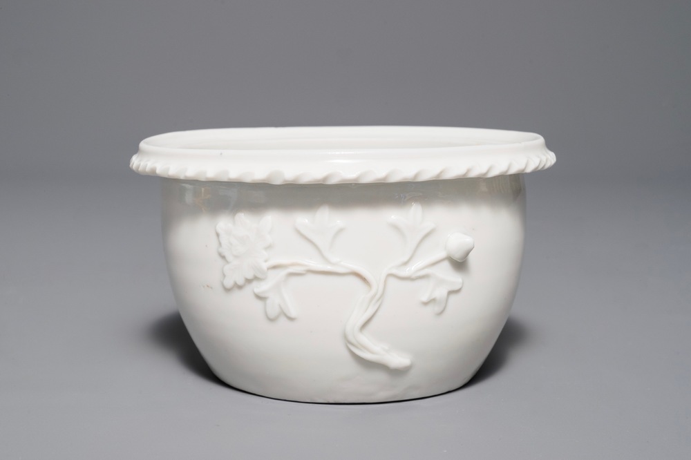 Une jardini&egrave;re en porcelaine blanc de Chine de Dehua &agrave; d&eacute;cor en relief, &eacute;poque Transition