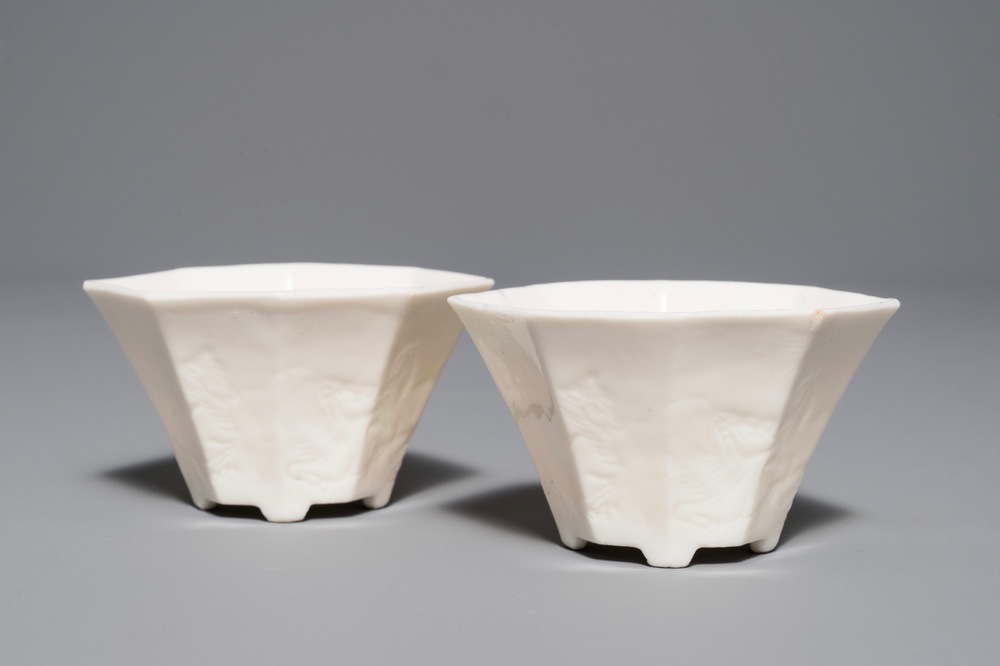 Une paire de coupes octagonaux en porcelaine blanc de Chine de Dehua &agrave; d&eacute;cor anhua, &eacute;poque Transition