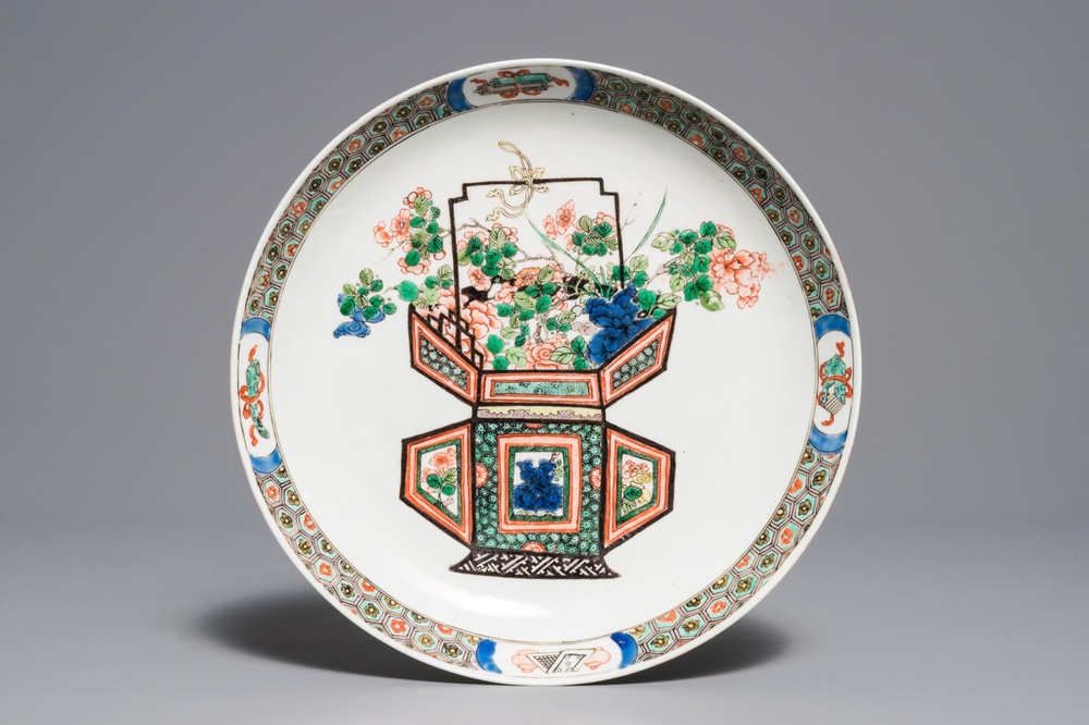 Un plat en porcelaine de Chine famille verte &agrave; d&eacute;cor d'un panier fleuri, Kangxi