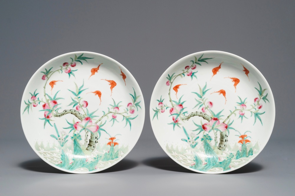 Une paire d'assiettes en porcelaine de Chine famille rose &agrave; d&eacute;cor de chauve-souris et p&ecirc;ches, R&eacute;publique, 20&egrave;me
