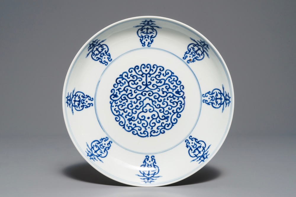 Une assiette 'shou' en porcelaine de Chine bleu et blanc, marque de Tongzhi, 19/20&egrave;me