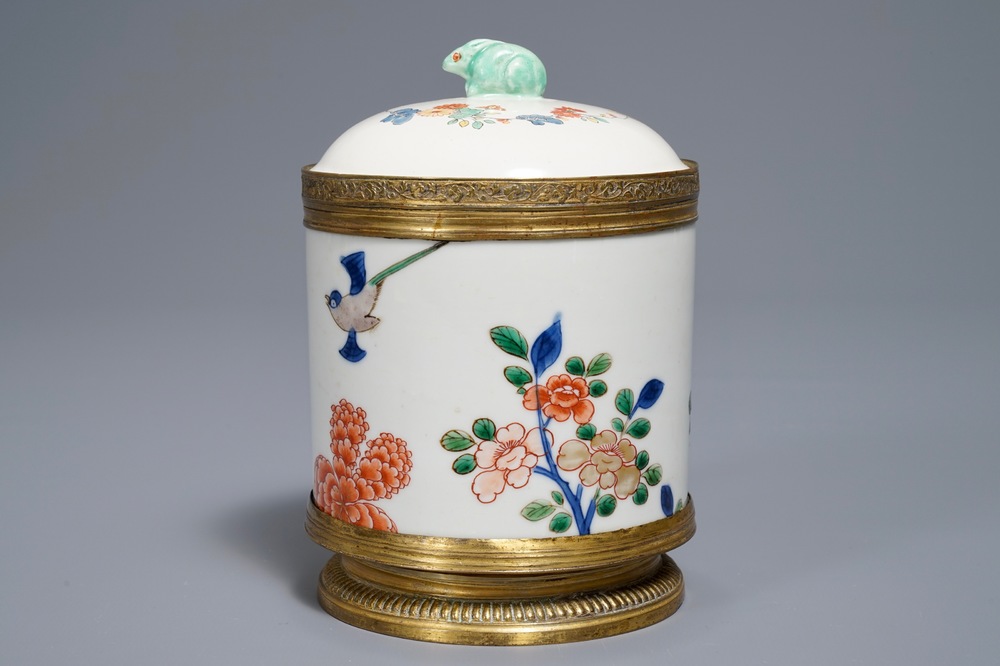 Een Chinese famille verte en Japanse Kakiemon dekselpot met montuur, Jiajing merk, 18/19e eeuw