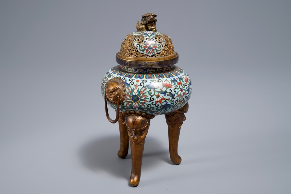 Een Chinese driepotige cloisonn&eacute; wierookbrander, 19/20e eeuw