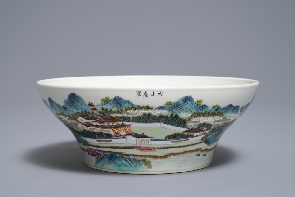 Un bol en porcelaine de Chine famille rose &agrave; d&eacute;cor d'un paysage, marque de Jiaqing, 20&egrave;me