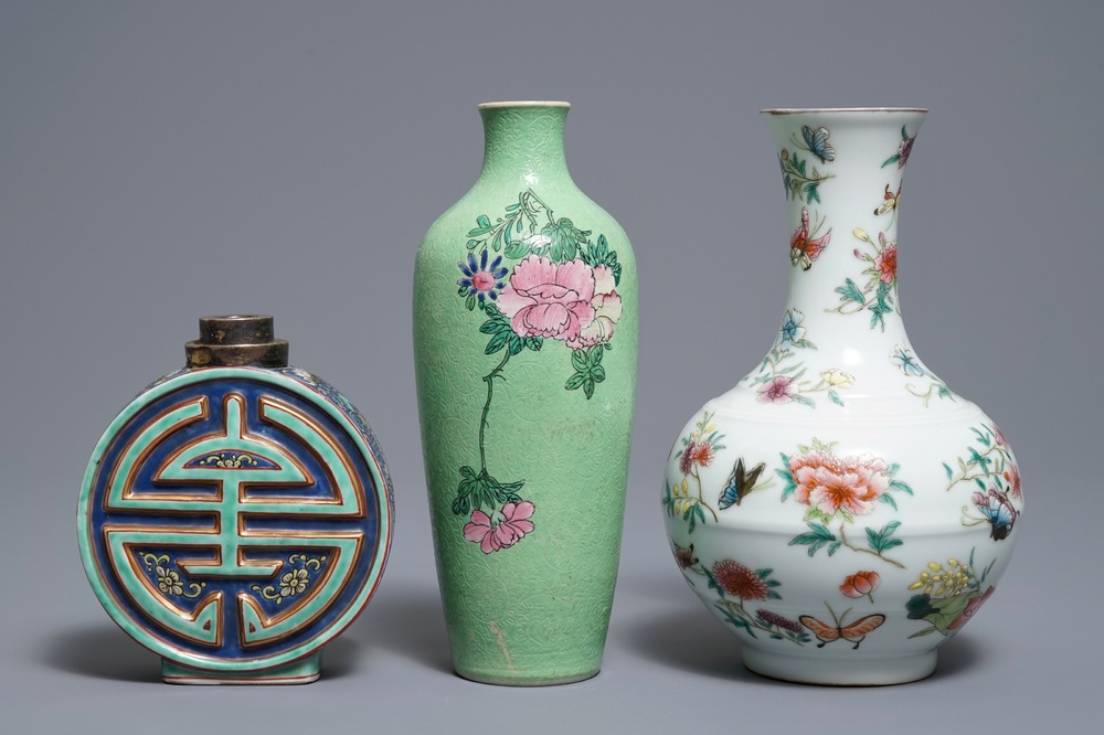 Trois vases en porcelaine de Chine famille rose, deux marques de Qianlong, 19/20&egrave;me