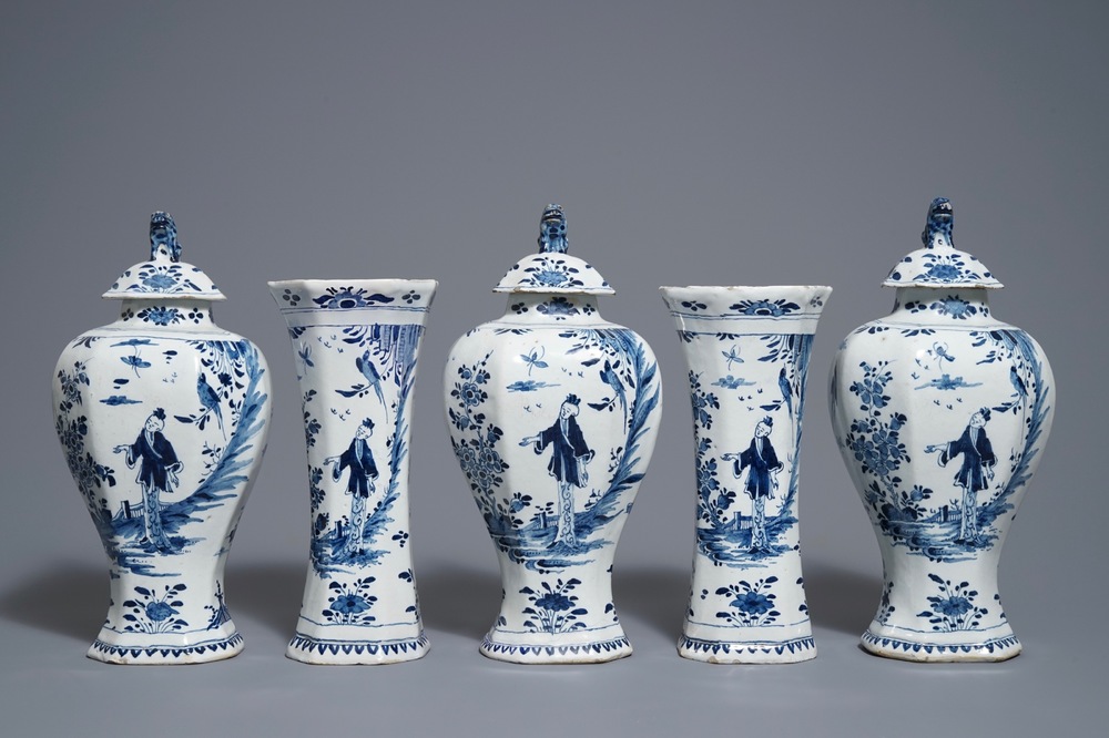 Een blauwwit Delfts vijfdelig kaststel met chinoiserie decor, 1e helft 18e eeuw