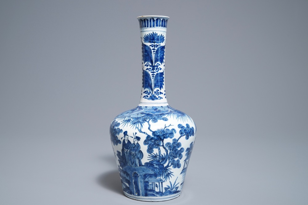 Een blauwwitte Delftse vaas met chinoiserie decor, 18e eeuw