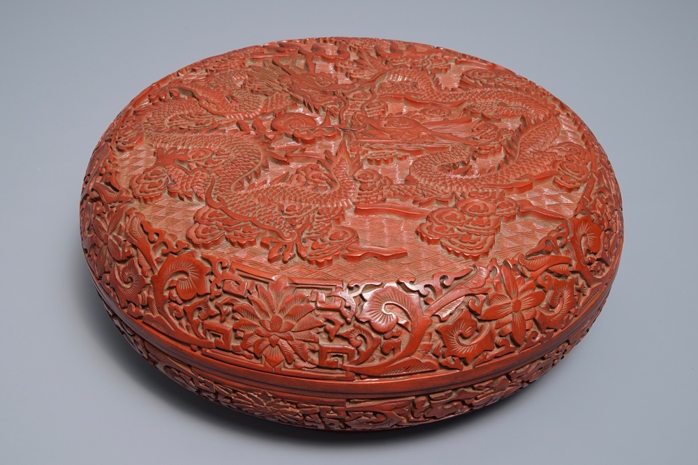 Une bo&icirc;te couverte en laque de Chine &agrave; d&eacute;cor de dragons, marque de Qianlong, 18/19&egrave;me