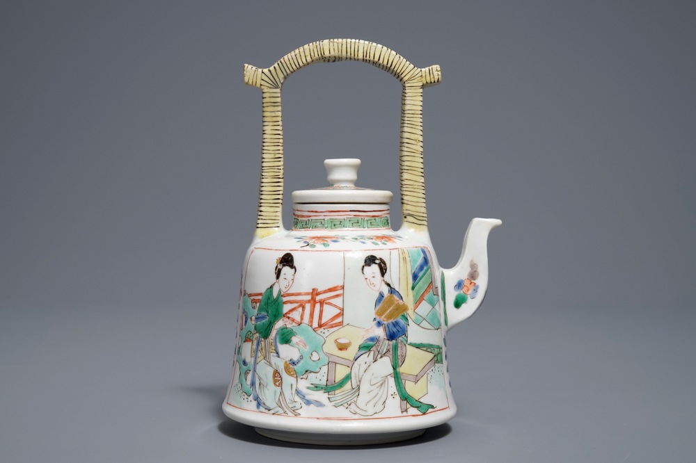 Une th&eacute;i&egrave;re couverte en porcelaine de Chine famille verte, Kangxi