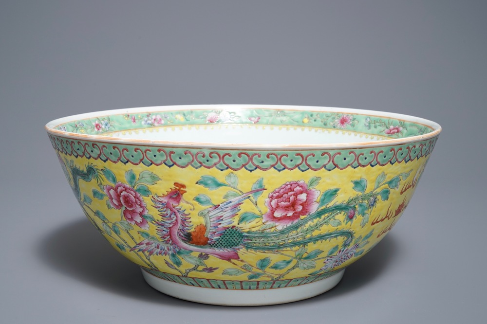 Un bol en porcelaine de Chine famille rose sur fond jaune pour le march&eacute; Straits ou Peranakan, marque et &eacute;poque de Guangxu