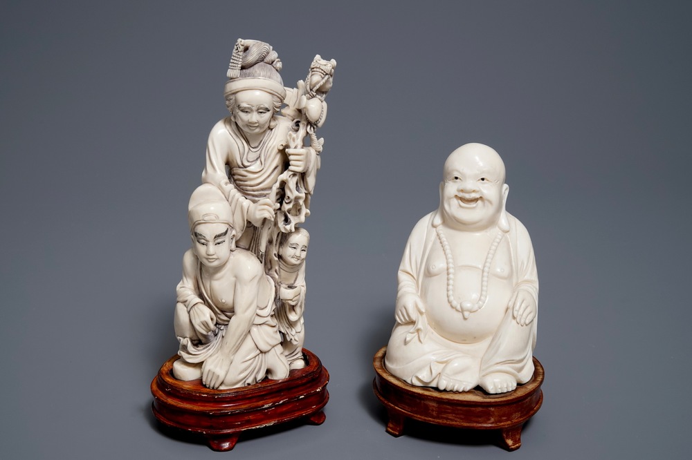 Un groupe en ivoire figurant une famille et une figure du 'Bouddha rieur', Chine, vers 1900