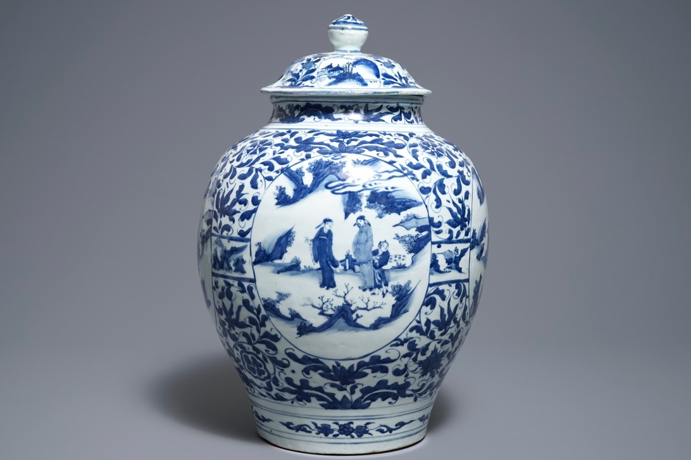 Een grote Chinese blauwwitte dekselvaas met figuratieve medaillons, Wanli, Ming