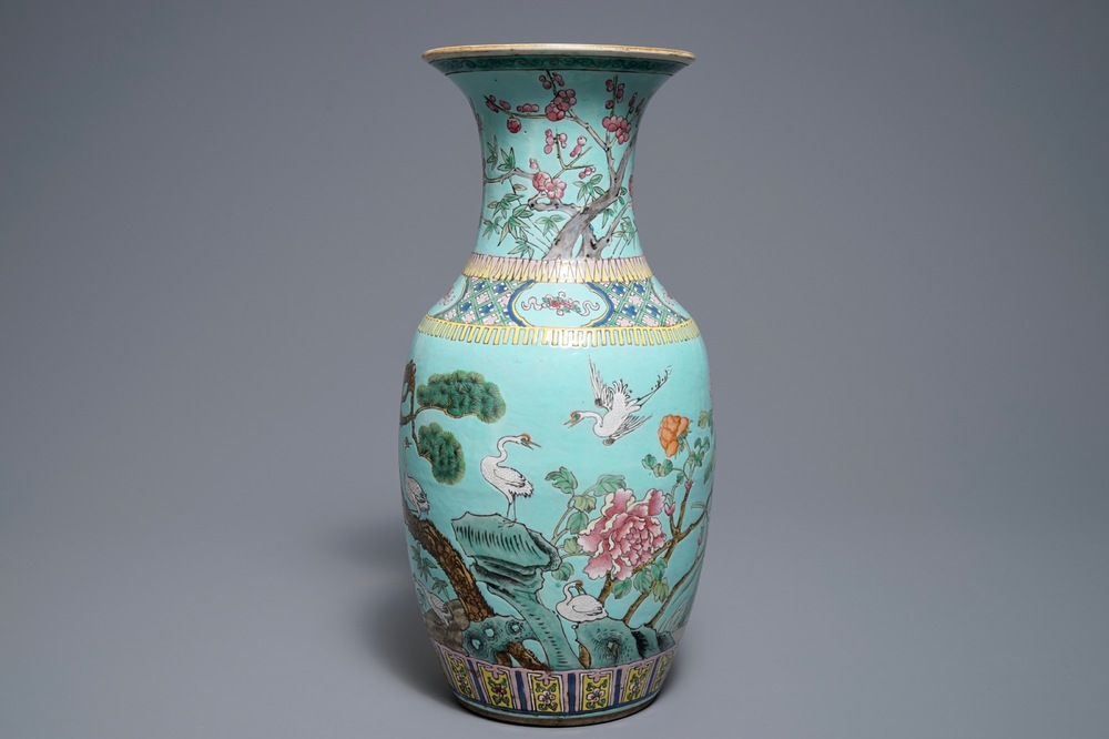 Un vase en porcelaine de Chine famille rose sur fond turquoise, 19&egrave;me