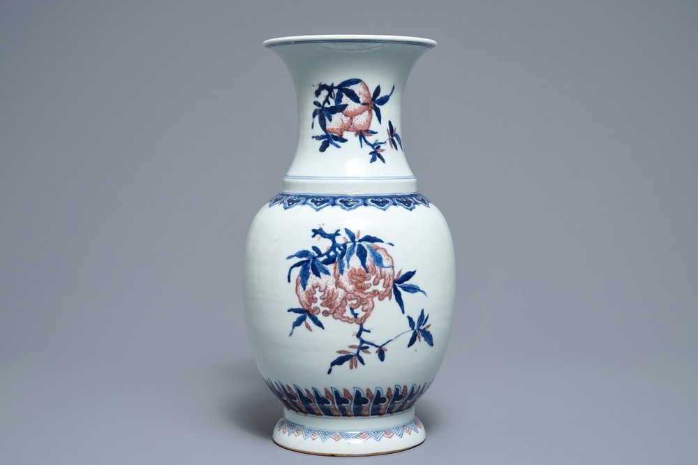 Un vase en porcelaine de Chine bleu, blanc et rouge &agrave; d&eacute;cor 'sanduo', 19/20&egrave;me