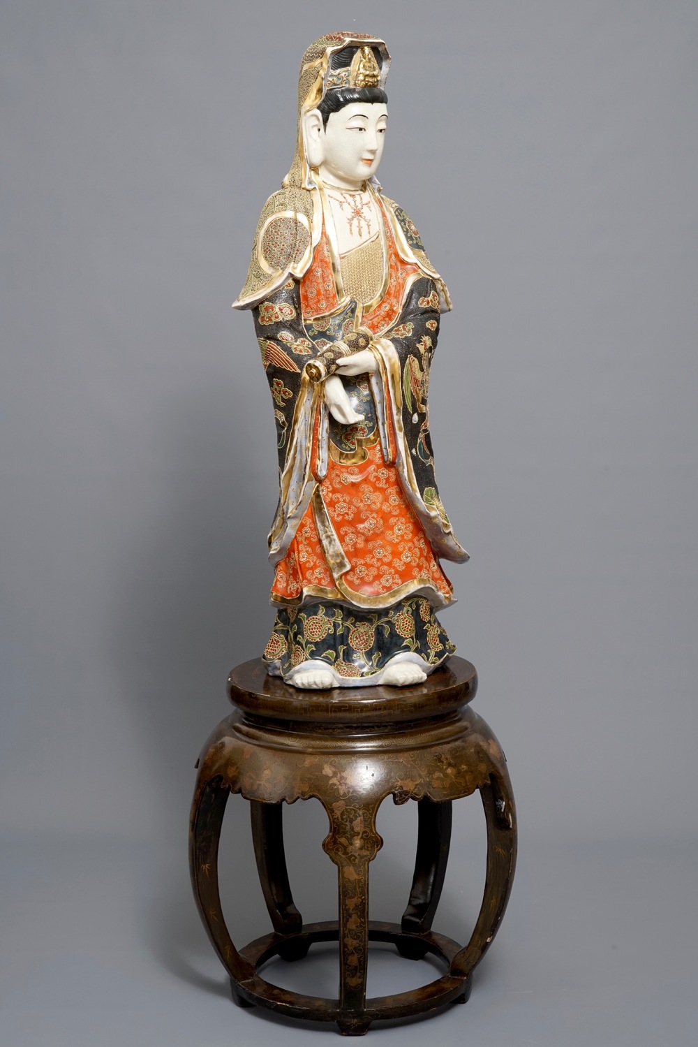 Une grande figure de Kannon en porcelaine Satsuma de Japon sur socle en bois laqu&eacute;, Meiji, 19/20&egrave;me