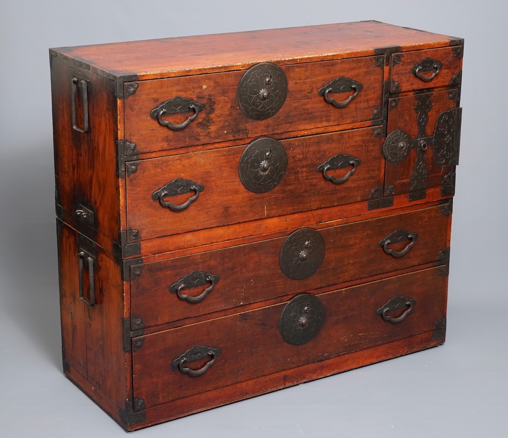 Un cabinet de type tansu en deux pi&egrave;ces, Japon, Meiji, 19&egrave;me