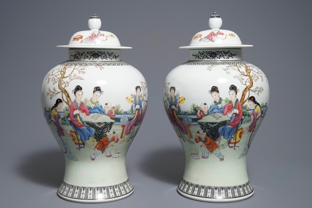 Une paire de vases couverts en porcelaine de Chine famille rose, marque de Qianlong, 20&egrave;me