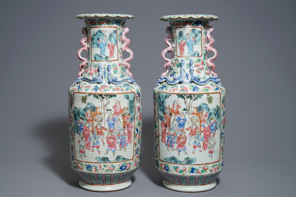 Une paire de vases en porcelaine de Chine famille rose aux anses en forme de dragons, 19&egrave;me