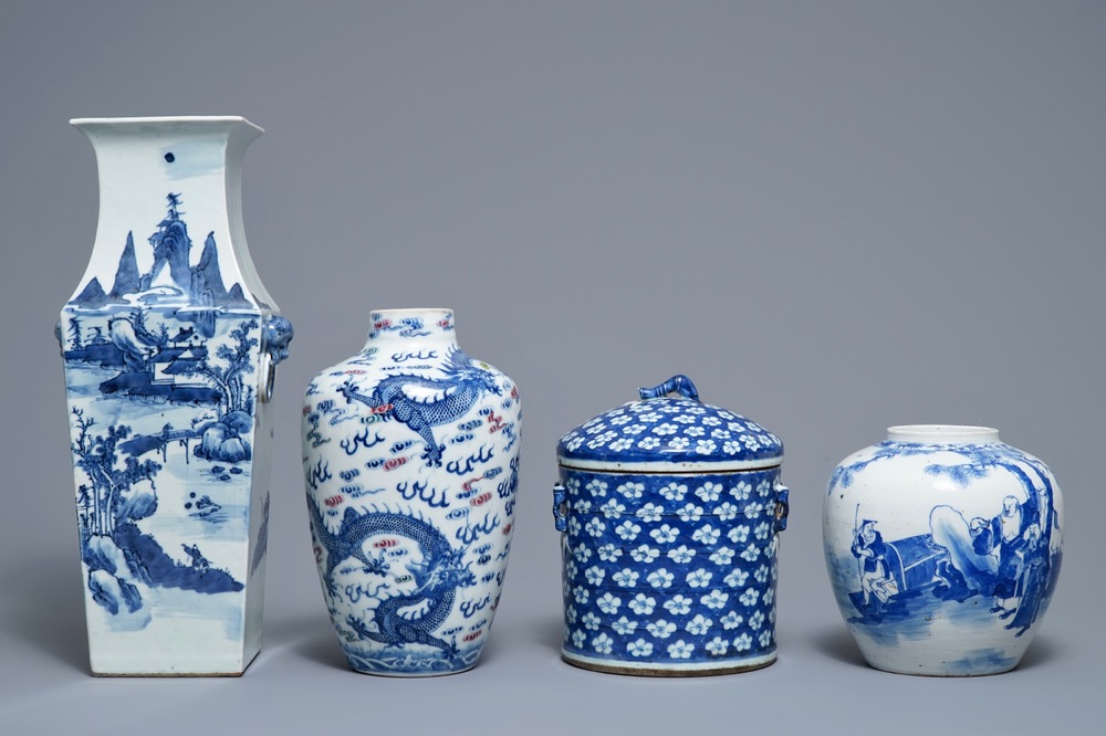 Trois vases et un pot couvert en porcelaine de Chine bleu et blanc, 19/20&egrave;me